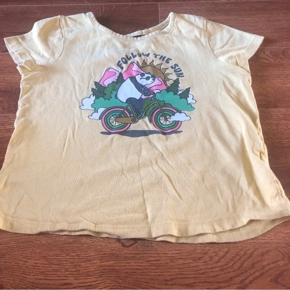 Old Navy yellow bear short sleeve graphic tee in size S (6-7)